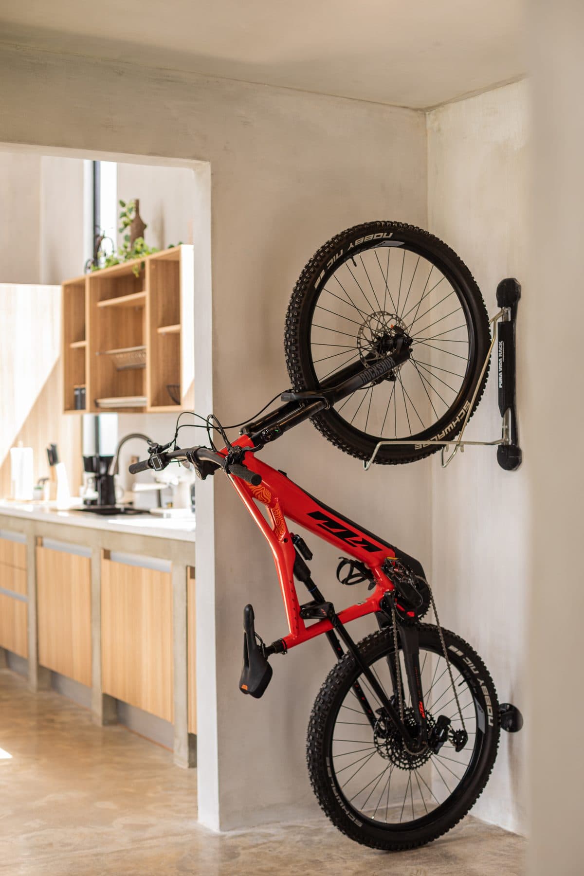 Bicicleta de montaña montada en la pared de una villa de Bike & Bed, junto a la cocina