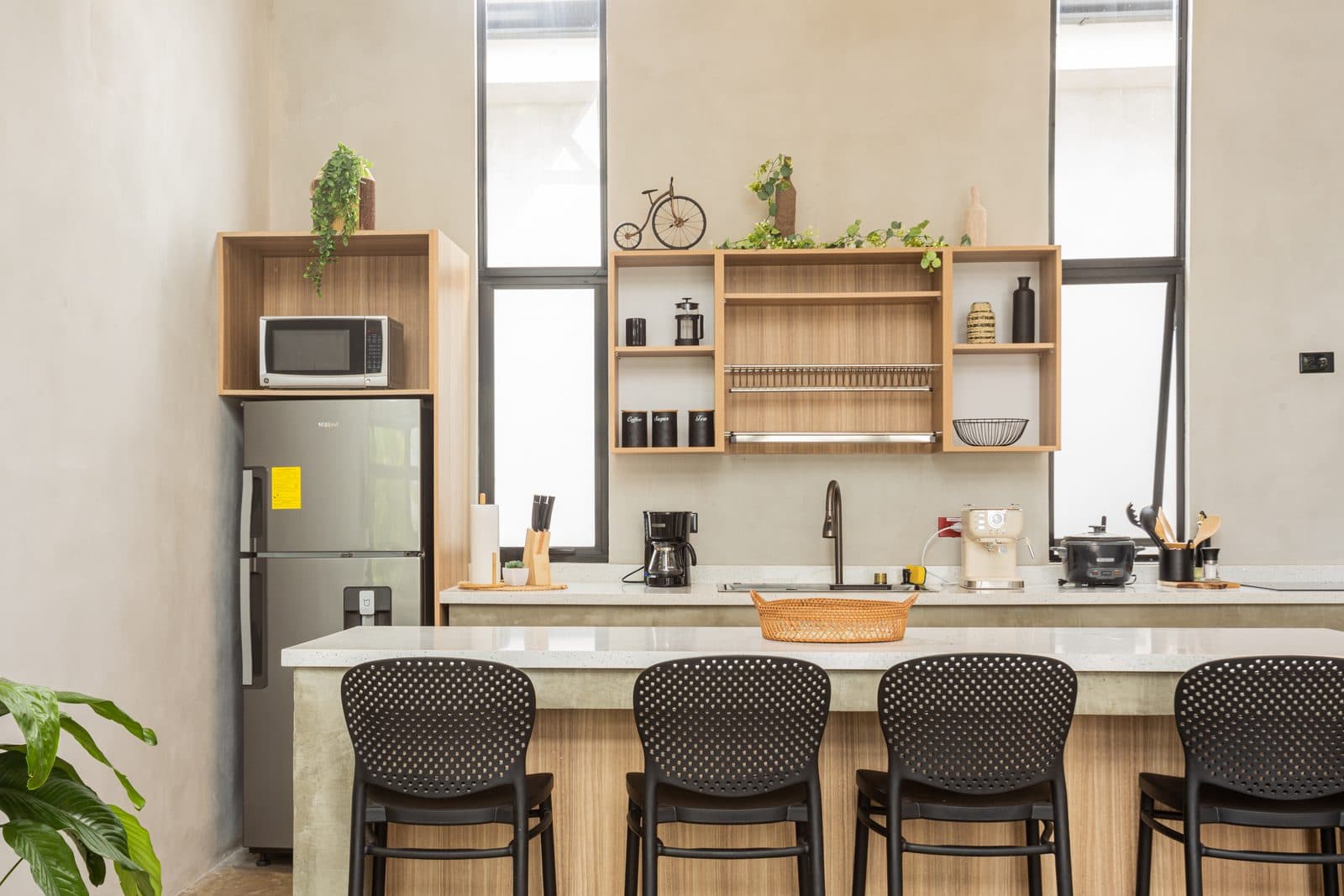 Cocina equipada de una villa de Bike & Bed, con barra, taburetes y luz natural