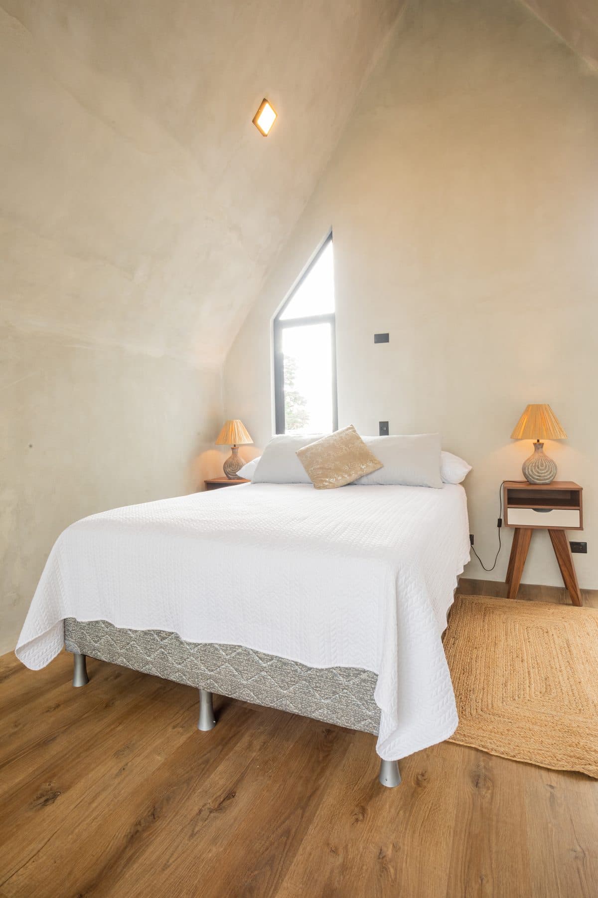 Dormitorio de una villa de Bike & Bed visto a lo alto, bajo el vértice del techo