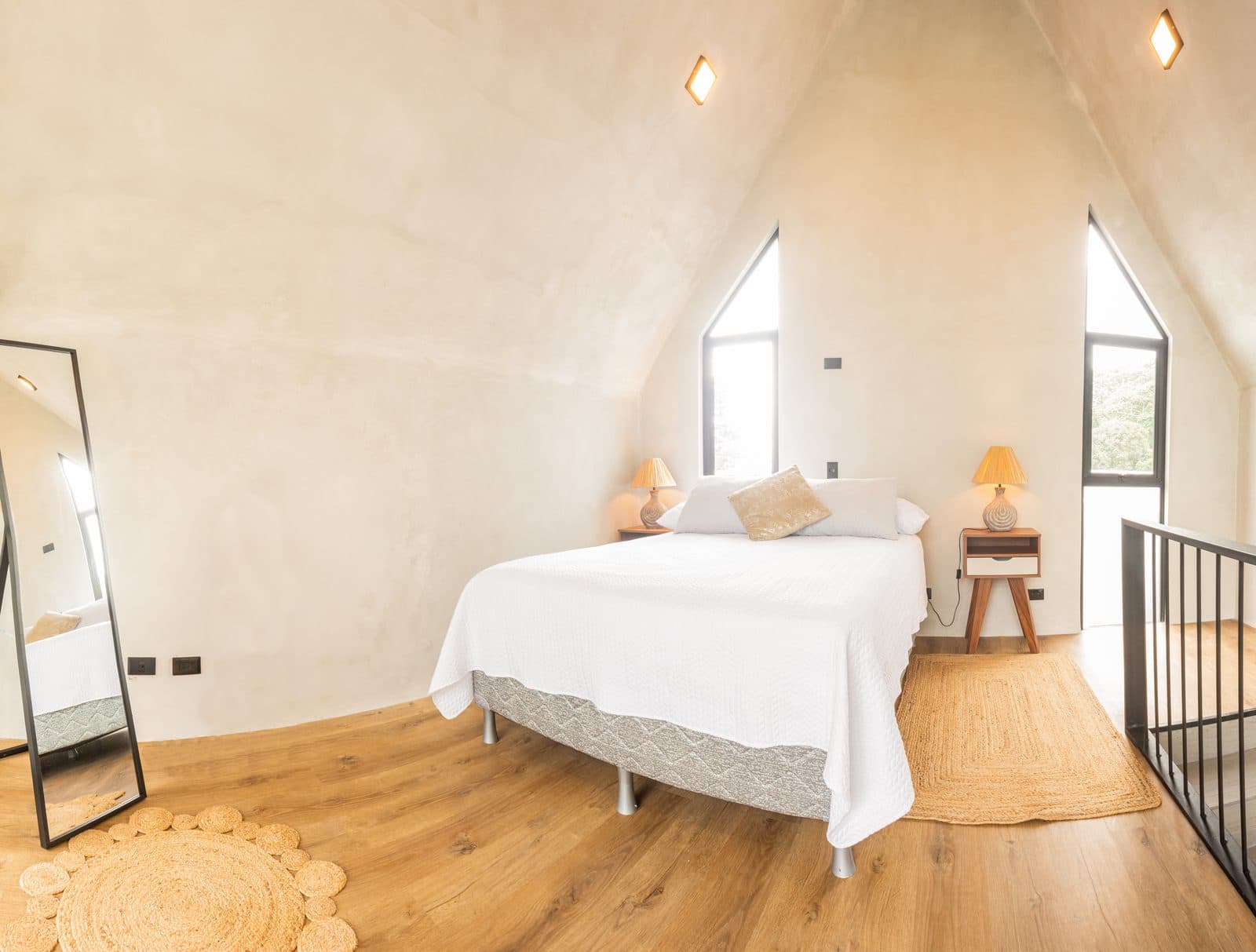 Dormitorio de una villa de Bike & Bed bajo el techo inclinado, con cama king y madera clara