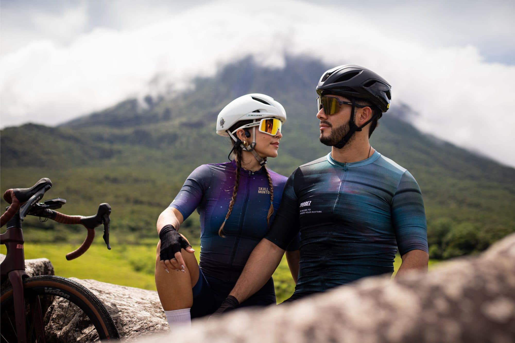 Dos ciclistas descansando frente al Volcán Arenal, en La Fortuna de San Carlos